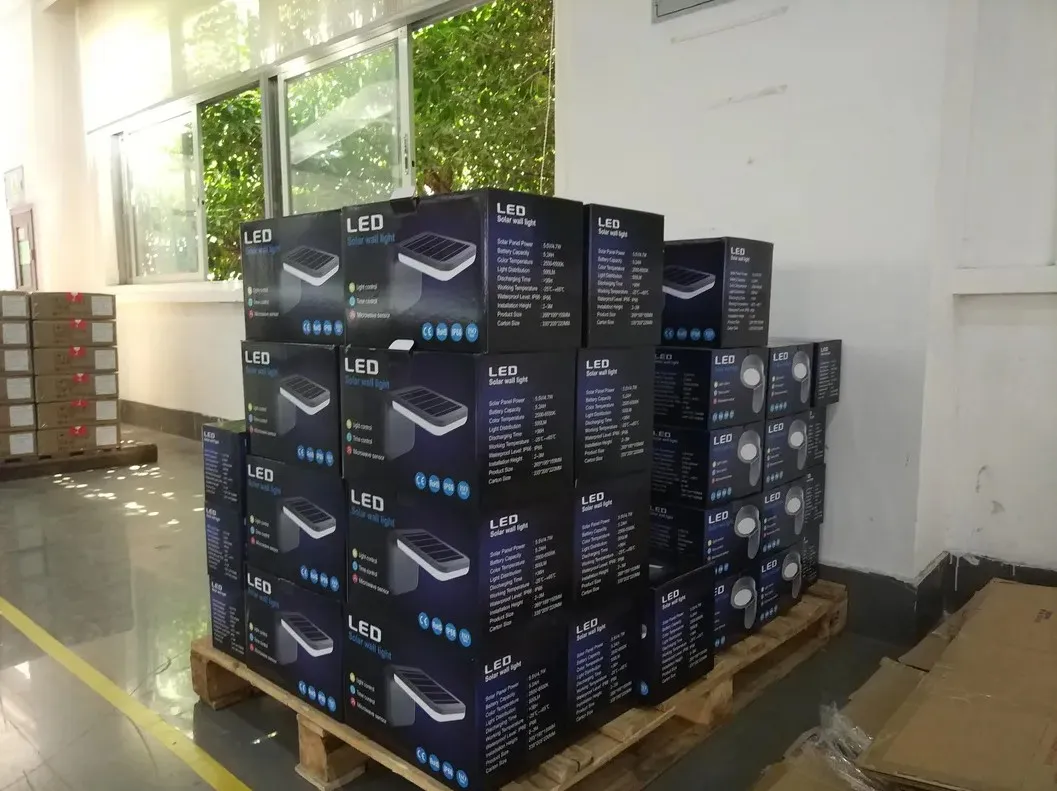 Luz de pared solar LED moderna, novedosa, inteligente, simple, batería de litio, monocristalina, negra, solar, IP66, impermeable, fundición a presión 5